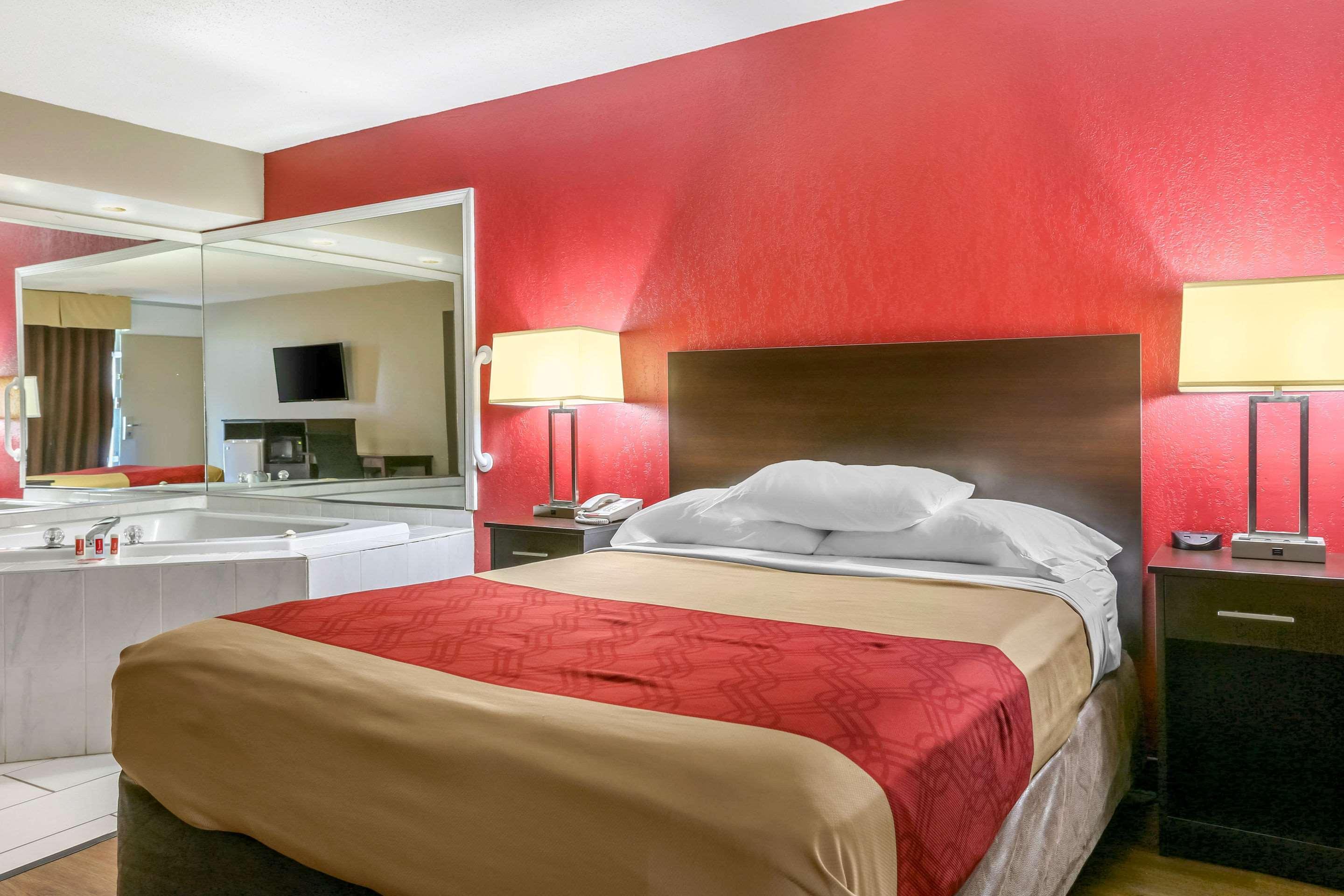 Econo Lodge Shorewood Εξωτερικό φωτογραφία