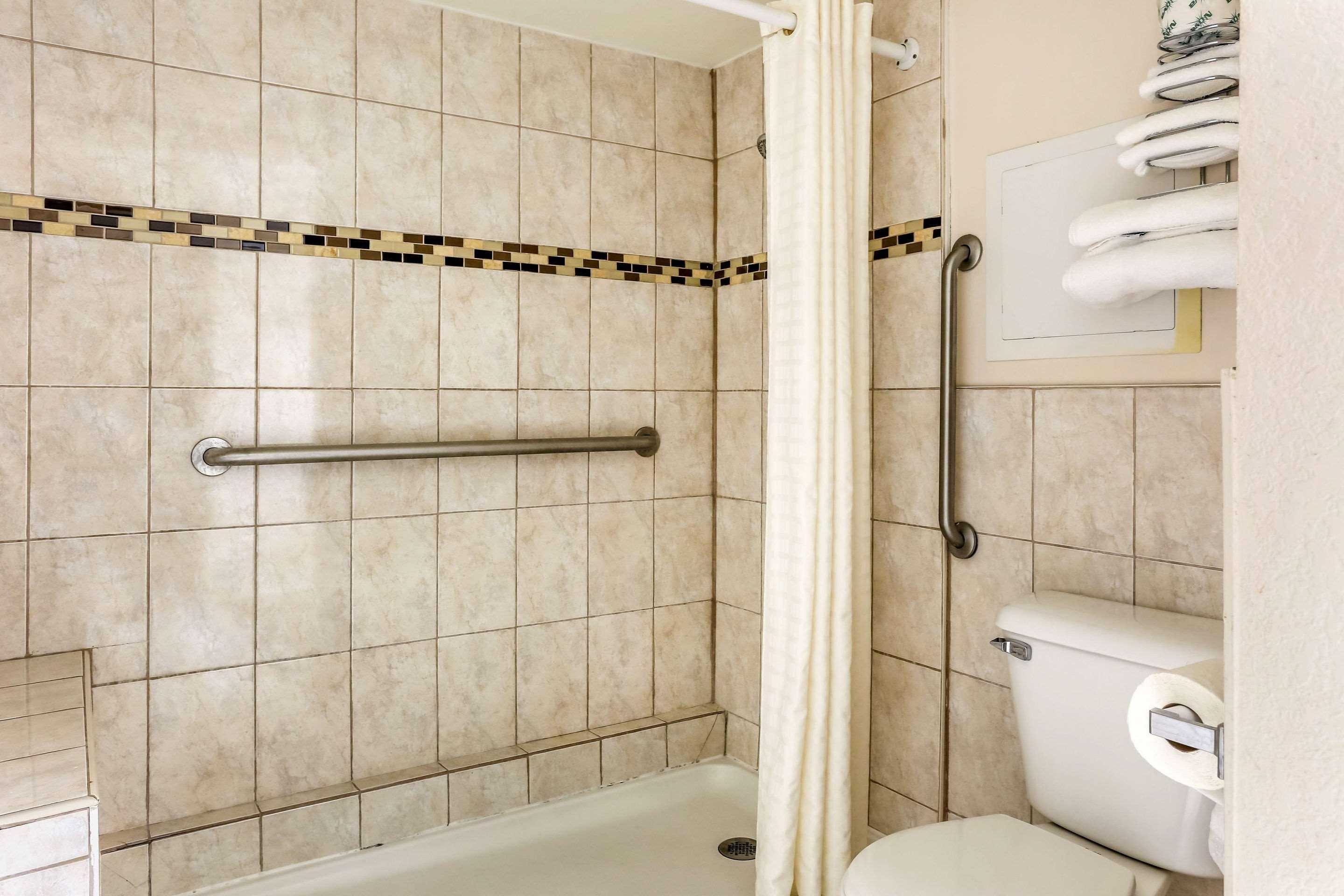 Econo Lodge Shorewood Εξωτερικό φωτογραφία