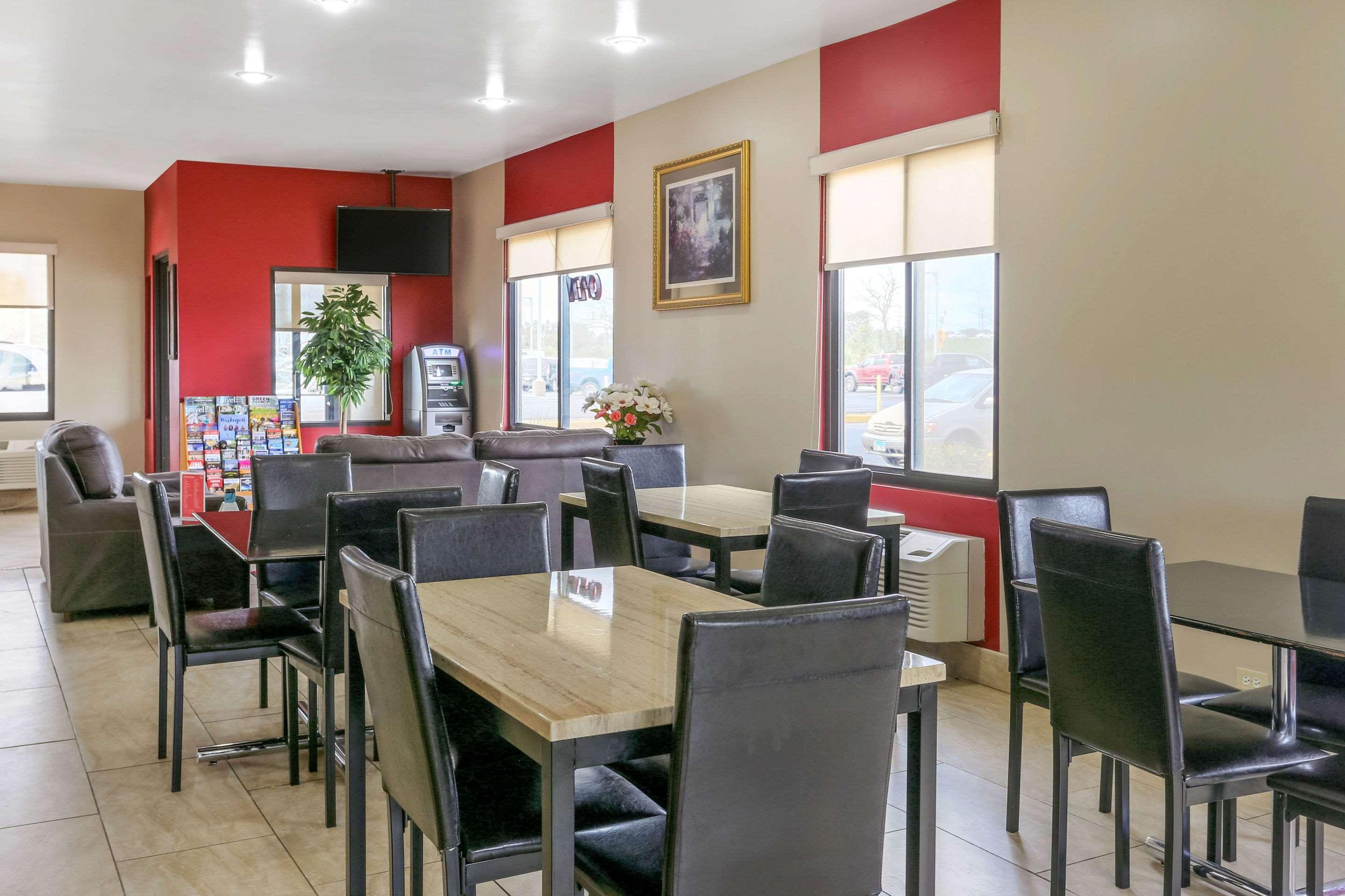 Econo Lodge Shorewood Εξωτερικό φωτογραφία