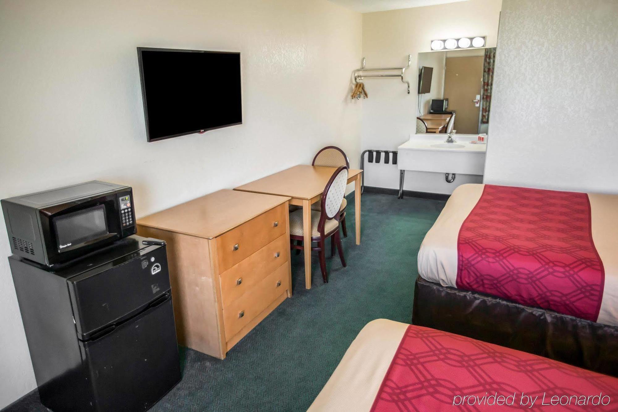 Econo Lodge Shorewood Εξωτερικό φωτογραφία